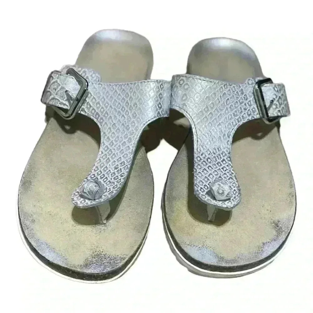 Women’s Kenneth Cole Reaction Silver Snakeskin Thong Sandal - Picture 2 of 4